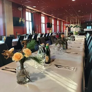 Dukat bord i en konferenshall