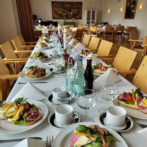 Mat serverad på ett långbord